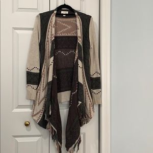 Geometric design sweater w/ fringe accent